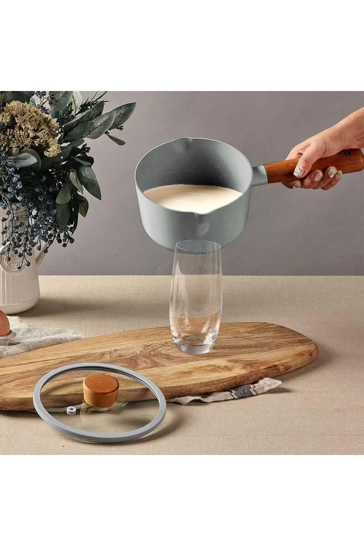 Neoflam Fika Alüminyum Döküm Süt Tavası Cam Kapaklı 16 Cm Gri